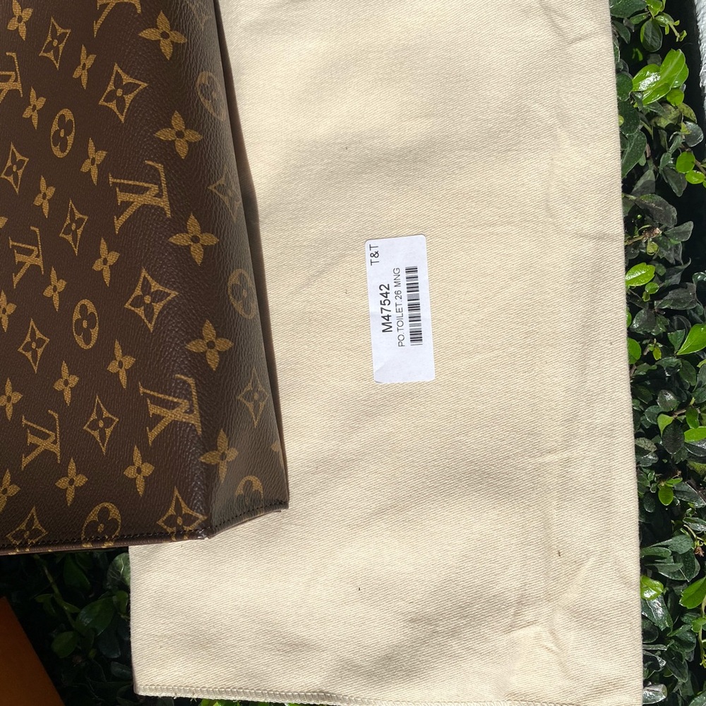Louis Vuitton Toiletry Pouch 26 - Picture 2 of 4